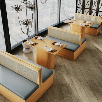 Industrinio stiliaus restoranas su pusapvale kortų sėdyne prie sienos, teminis valgomojo baras, valgomojo stalas, kėdės, restoranas